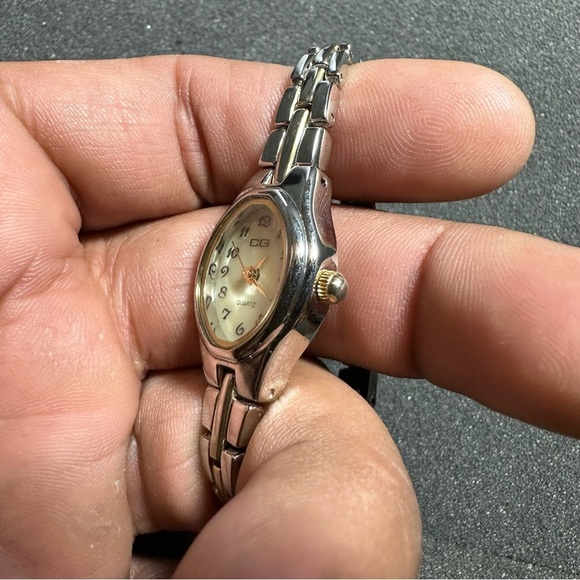 CG Ladies Quartz Watch Silver Tone Mother Of Pearl Dial Working With New Battery - Picture 3 of 8